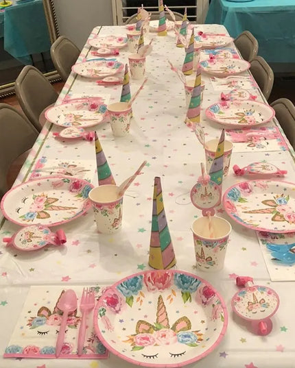 Unicorn party plates with 22 cm diameter shown on a party table
