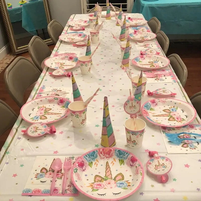 Unicorn party plates with 22 cm diameter shown on a party table